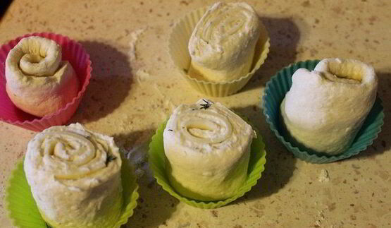 булочки-рулетики с чесноком и сыром