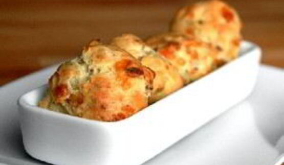 булочки с беконом и сыром