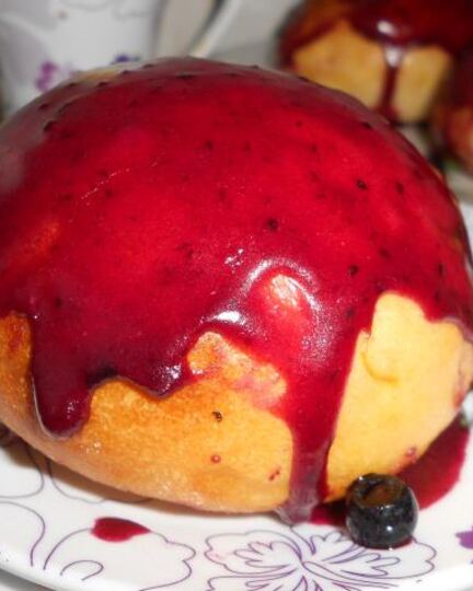 Рецепт булочек с черничной глазурью