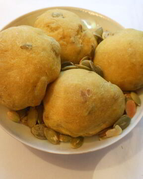 Булочки с карри и тыквенными семечками