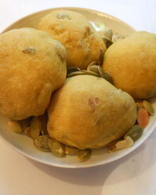 Булочки с карри и тыквенными семечками
