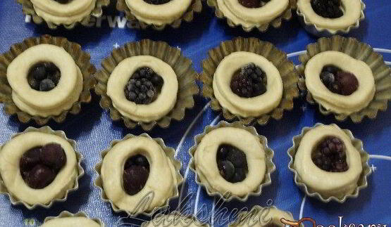 булочки с ягодами и творожной начинкой