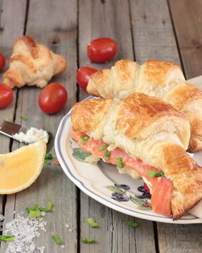 Круассан с семгой и сливочным сыром