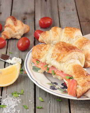 Круассан с семгой и сливочным сыром