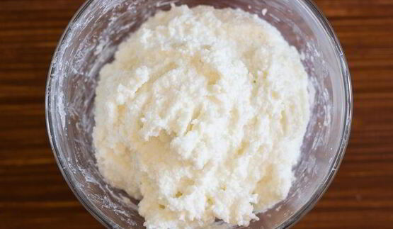 круассаны с творожным кремом и абрикосовым конфитюром