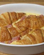 Круассаны, запеченные с яйцами, сыром и ветчиной