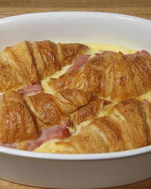 Круассаны, запеченные с яйцами, сыром и ветчиной