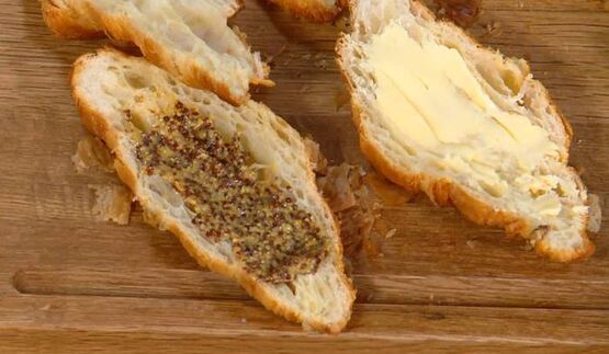 круассаны, запеченные с яйцами, сыром и ветчиной