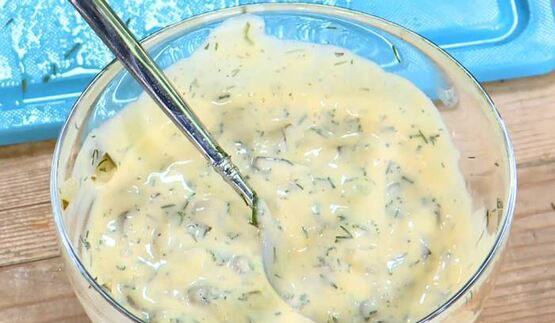 круассаны, запеченные с яйцами, сыром и ветчиной