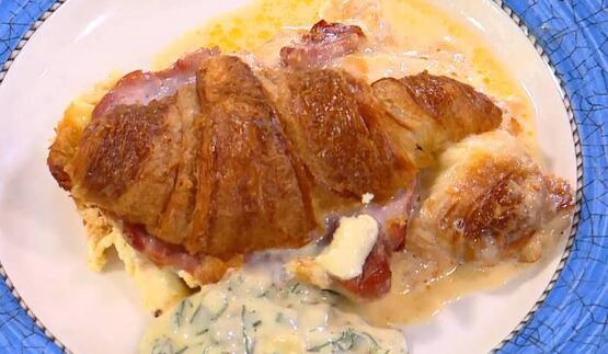 круассаны, запеченные с яйцами, сыром и ветчиной