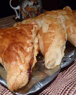 Слоеные булочки с миндальной начинкой