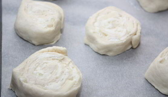 сырные булочки из слоеного теста