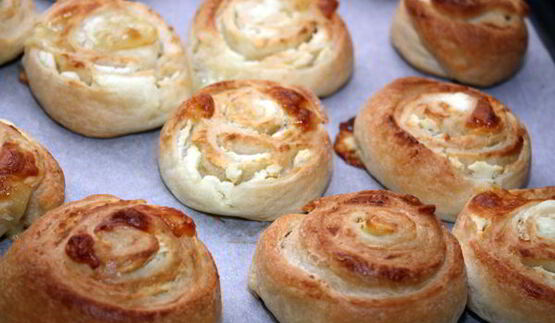 сырные булочки из слоеного теста