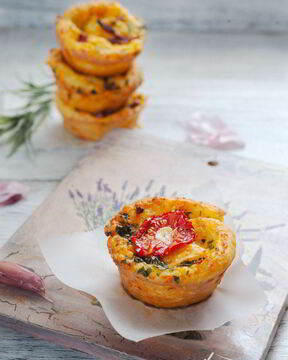 Творожные булочки с чесноком и базиликом