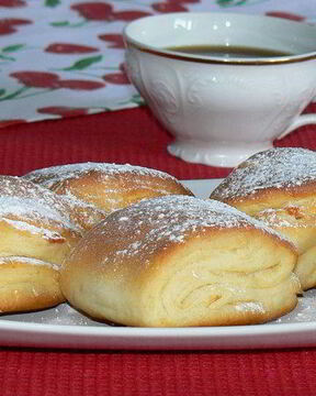 Творожные витые булочки с курагой