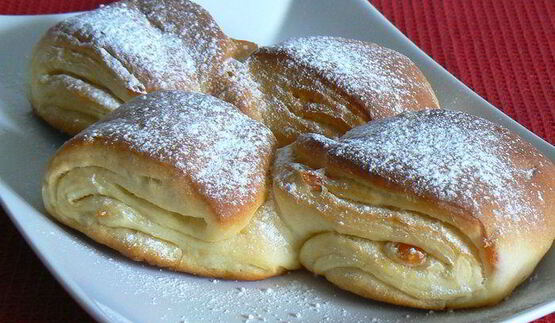 творожные витые булочки с курагой