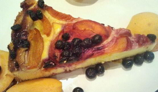 чизкейк с абрикосами и черникой