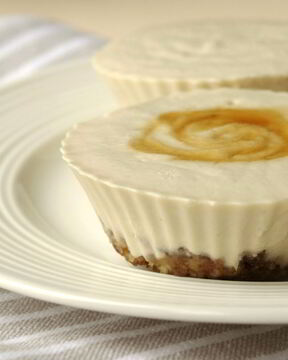 Вегетарианские мини-чизкейки без выпечки