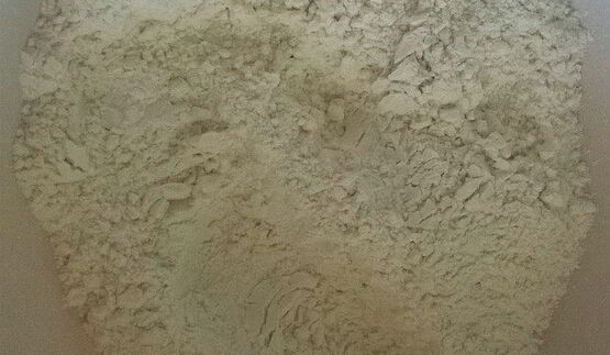 бананово-фисташковый кекс под молочно-маковой глазурью