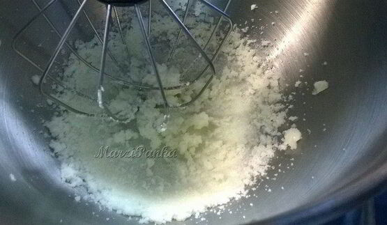 бананово-фисташковый кекс под молочно-маковой глазурью