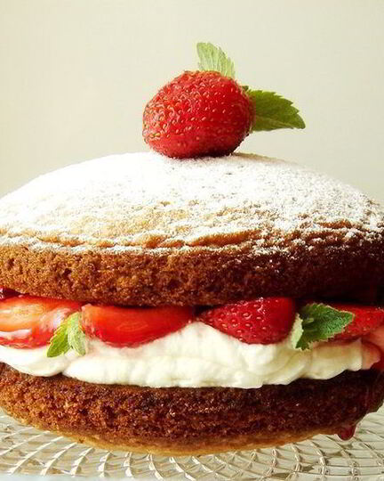 Рецепт чайного кекса с бальзамической клубникой и лимончелло