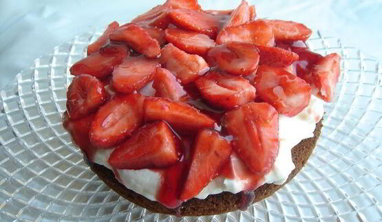 чайный кекс с бальзамической клубникой и лимончелло