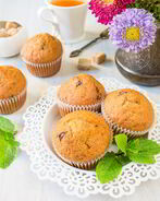 Йогуртовые вишневые кексики с шоколадной крошкой