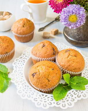 Йогуртовые вишневые кексики с шоколадной крошкой