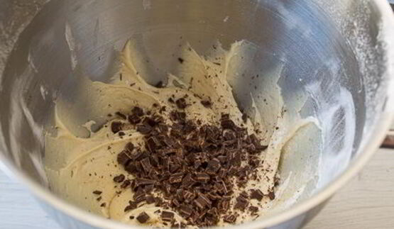 йогуртовые вишневые кексики с шоколадной крошкой