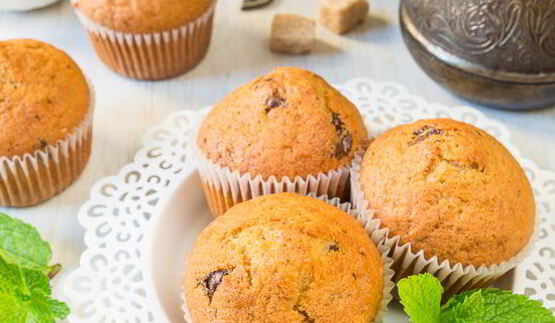 йогуртовые вишневые кексики с шоколадной крошкой