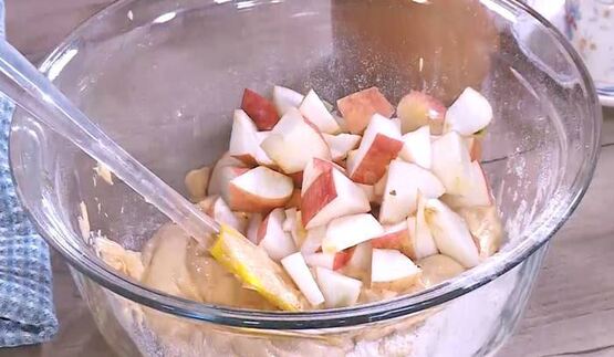 кекс на арахисовом масле с яблоком и шоколадом