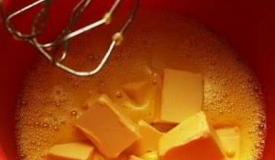 кекс с бразильским орехом, вареньем и шоколадом