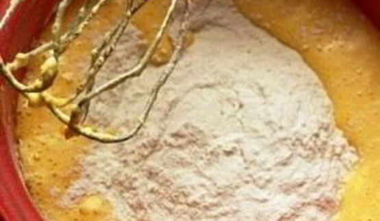 кекс с бразильским орехом, вареньем и шоколадом