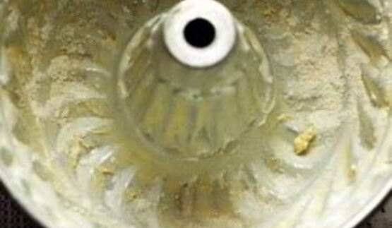 кекс с бразильским орехом, вареньем и шоколадом