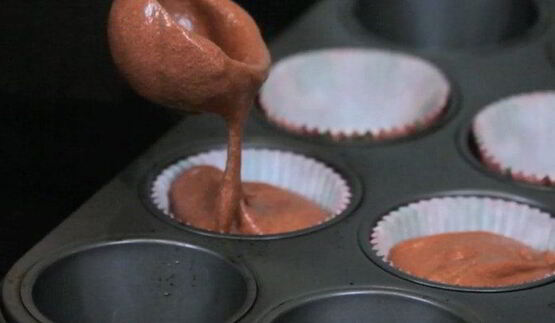 кексы красный бархат с вишневой начинкой