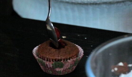 кексы красный бархат с вишневой начинкой