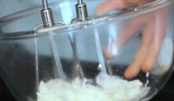 кексы красный бархат с вишневой начинкой