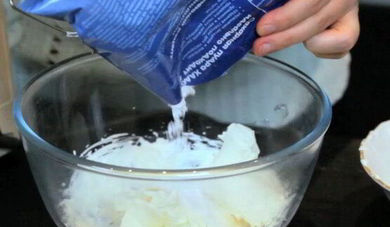 кексы красный бархат с вишневой начинкой