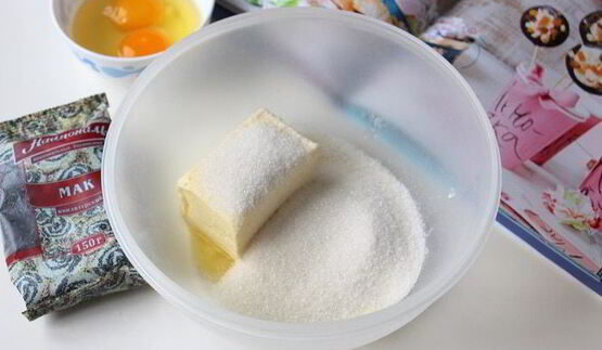 маковые капкейки с изюмом и сливочным кремом