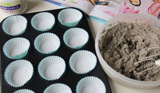 маковые капкейки с изюмом и сливочным кремом