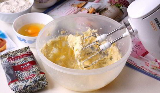 маковые капкейки с изюмом и сливочным кремом