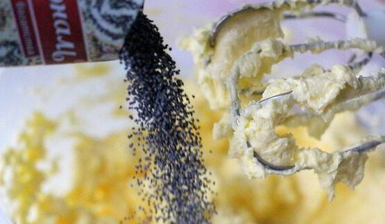 маковые капкейки с изюмом и сливочным кремом