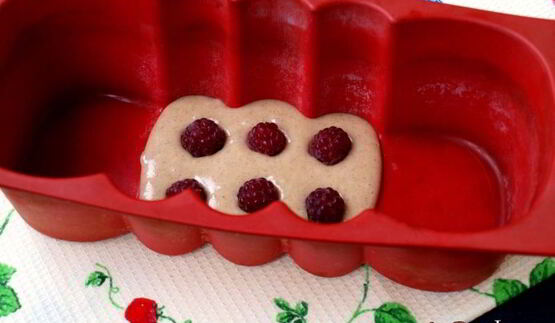 мраморный пряный кекс на сыворотке с малиной