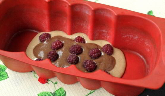 мраморный пряный кекс на сыворотке с малиной