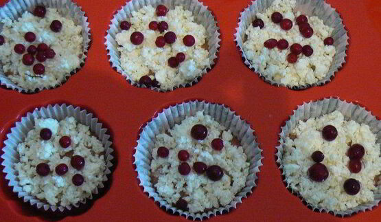 шоколадно-творожные кексы с брусникой