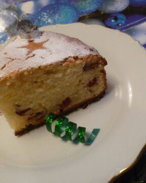 Творожный кекс на кефире с вяленой вишней