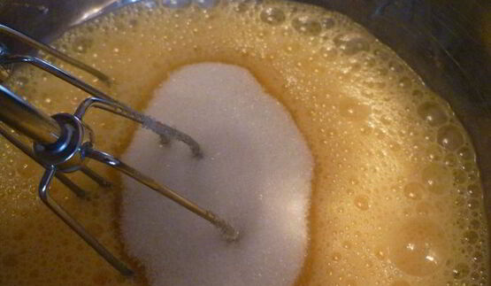 творожный кекс на кефире с вяленой вишней