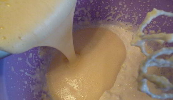 творожный кекс на кефире с вяленой вишней