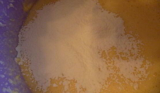 творожный кекс на кефире с вяленой вишней