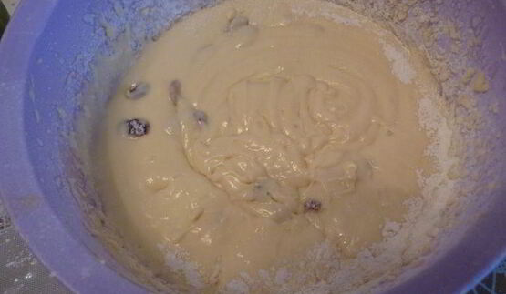 творожный кекс на кефире с вяленой вишней